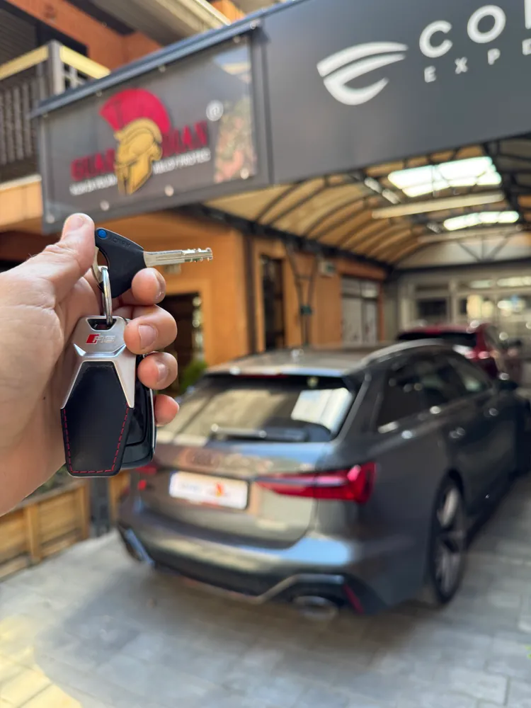 Audi RS ključ i ABLOY ključ Igla Guardian zaštite u ruci ispred Keno servisa