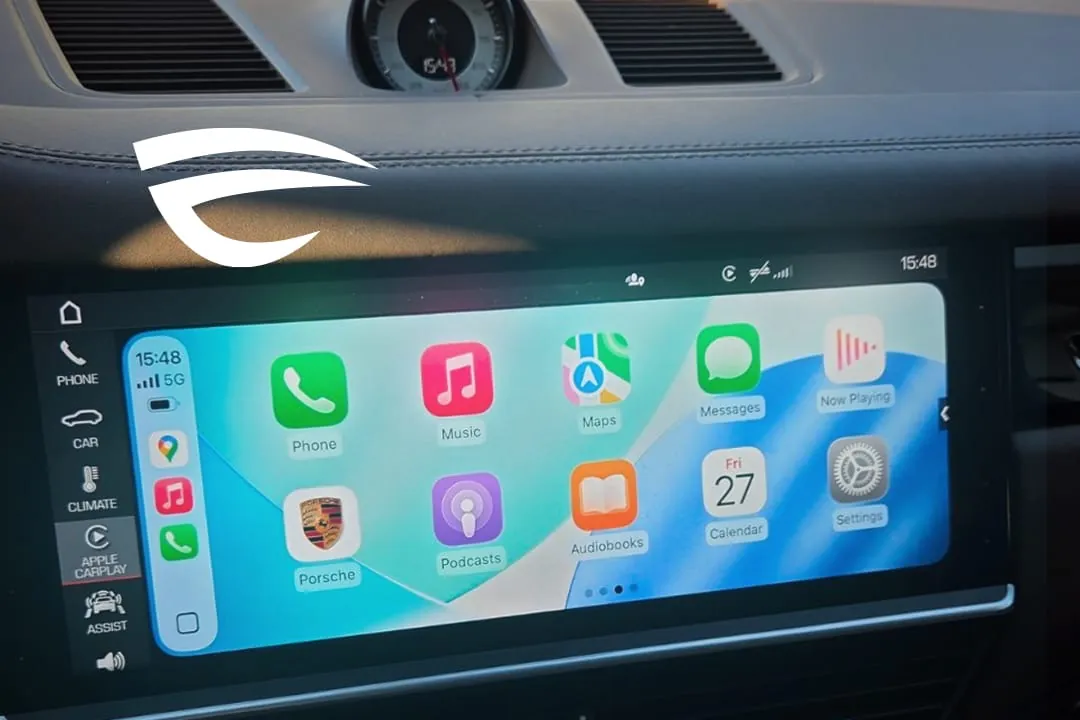 Apple CarPlay preko celog ekrana na displeju Porsche vozila