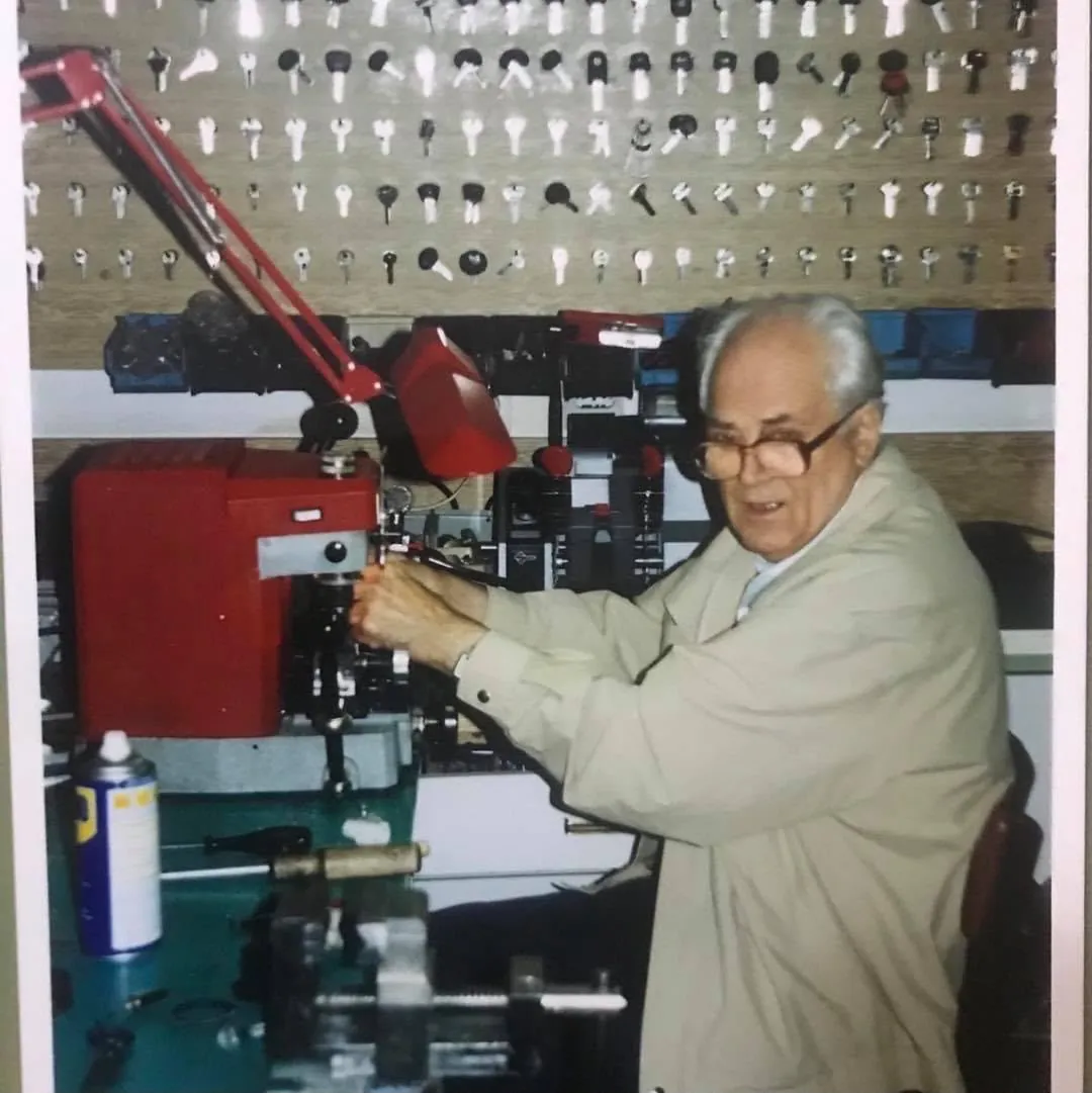 Deda Keno za mašinom za izradu ključeva — začetnik porodičnog zanata