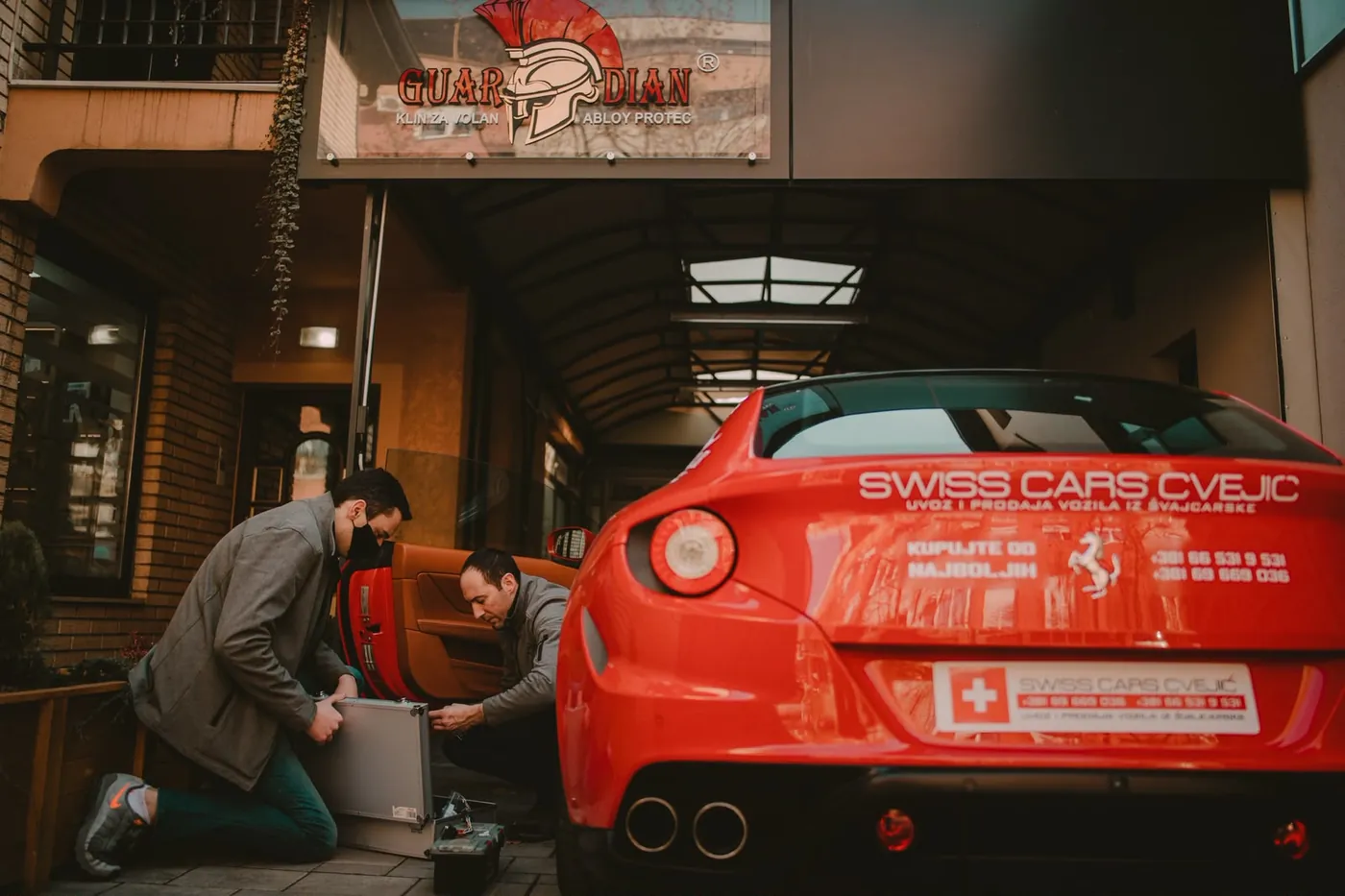 Keno Servis craftsmen fitting car security on a vehicle