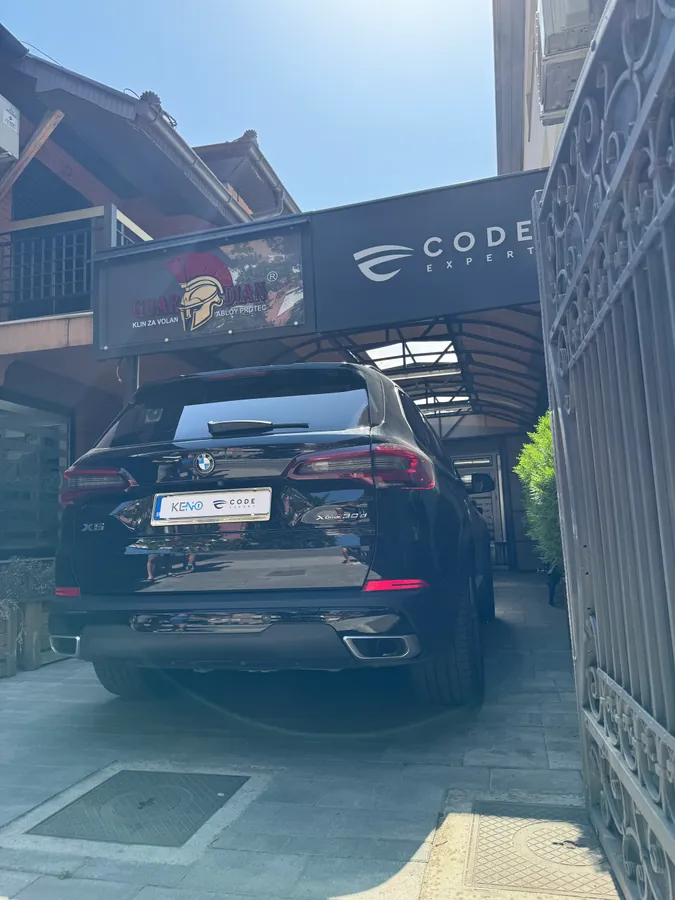 BMW X5 ispred Keno servisa, sa ugrađenom Igla Guardian zaštitom