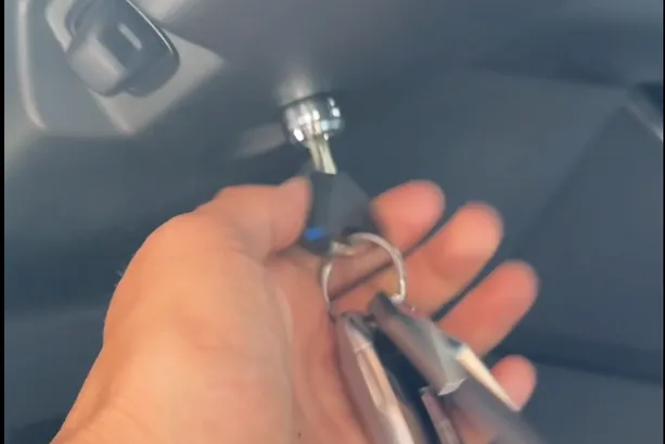 ABLOY ključ u bravi Igla Guardian zaštite ugrađenoj ispod komandne table