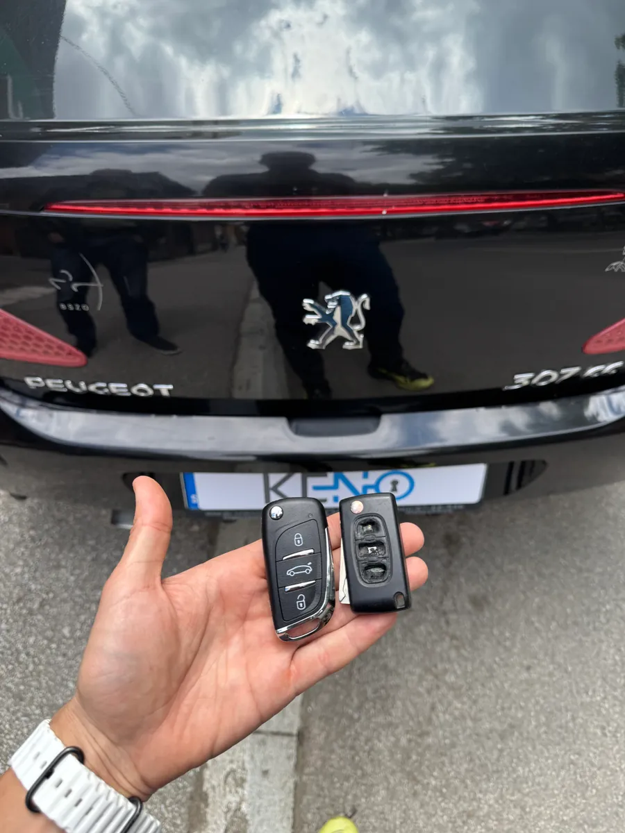 Istrošeni i novi Peugeot ključ izrađen u Keno servisu