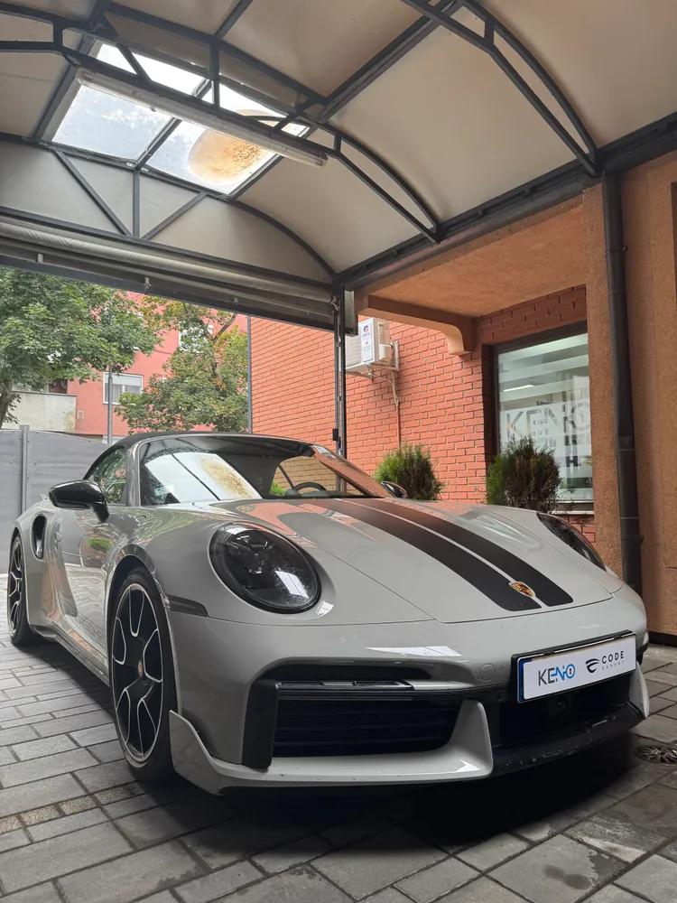 Porsche 911 Turbo S ispred Keno servisa u Kraljevu