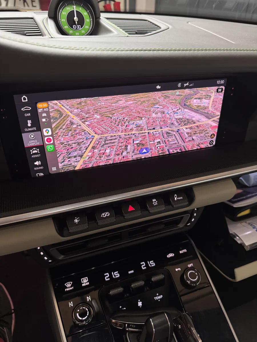 Apple CarPlay mapa preko celog ekrana na Porsche PCM sistemu