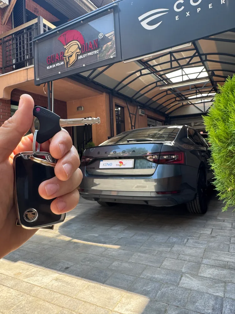 Škoda ključ i ABLOY ključ Guardian klina za volan ispred Keno servisa